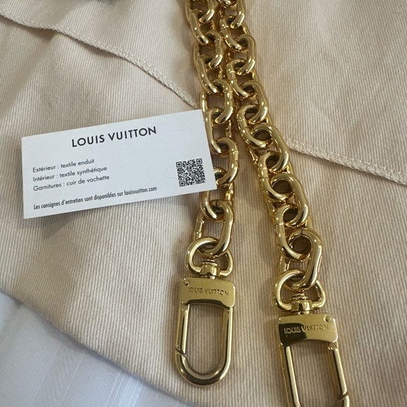 Louis Vuitton Loop Hobo - Picture 12 of 16